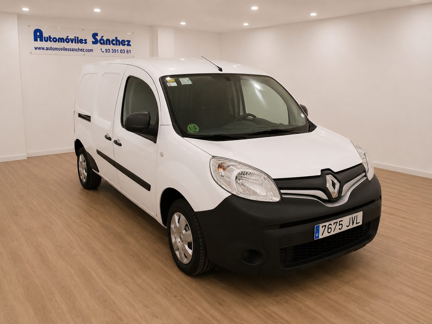 Furgoneta Renault Kangoo en la exposición de Movexa Renting (Automóviles Sánchez) en Santa Coloma de Gramenet, Barcelona