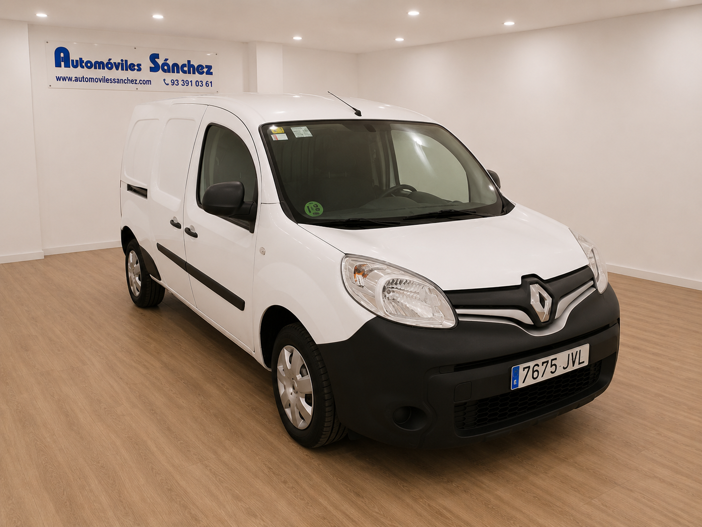 Furgoneta Renault Kangoo en la exposición de Movexa Renting (Automóviles Sánchez) en Santa Coloma de Gramenet, Barcelona